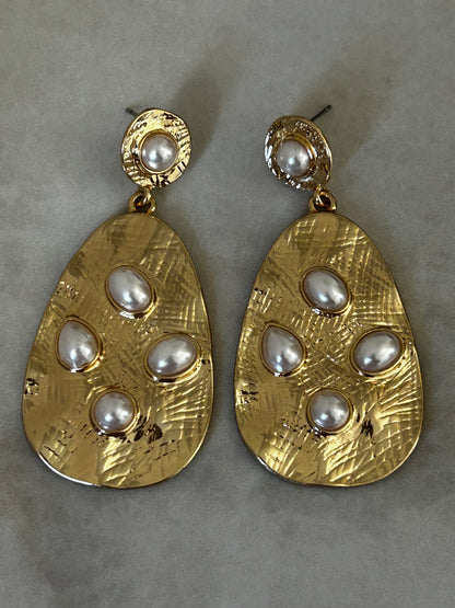 עגילי טיפה אמורפית מרוקעת פנינה מוזהב