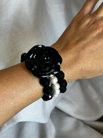 צמיד גומי פרח שחור פנינה וינטג׳