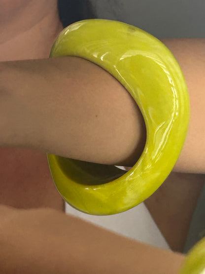 צמיד ירקרק ניאון אמורפי קשיח